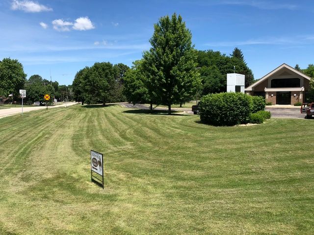 8225 Fox River Dr, Newark, IL 60541